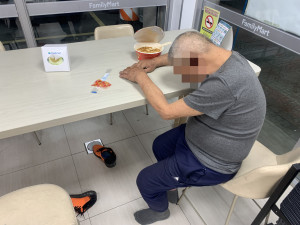 老翁疑似癲癇發作，壢警協助送醫挽救生命。