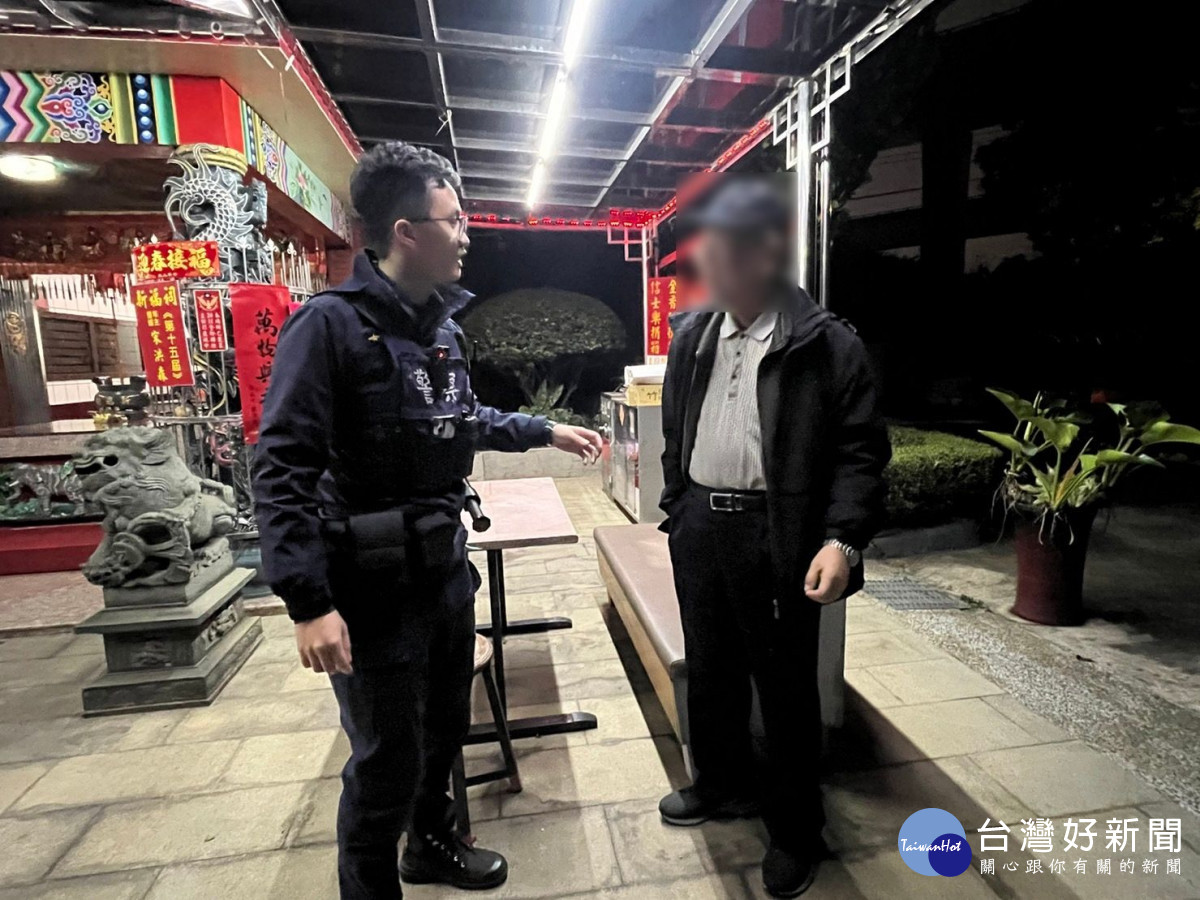 老翁癱坐伯公廟長椅，眼尖員警發現即刻救援。