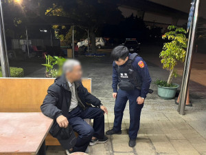 老翁癱坐伯公廟長椅，眼尖員警發現即刻救援。