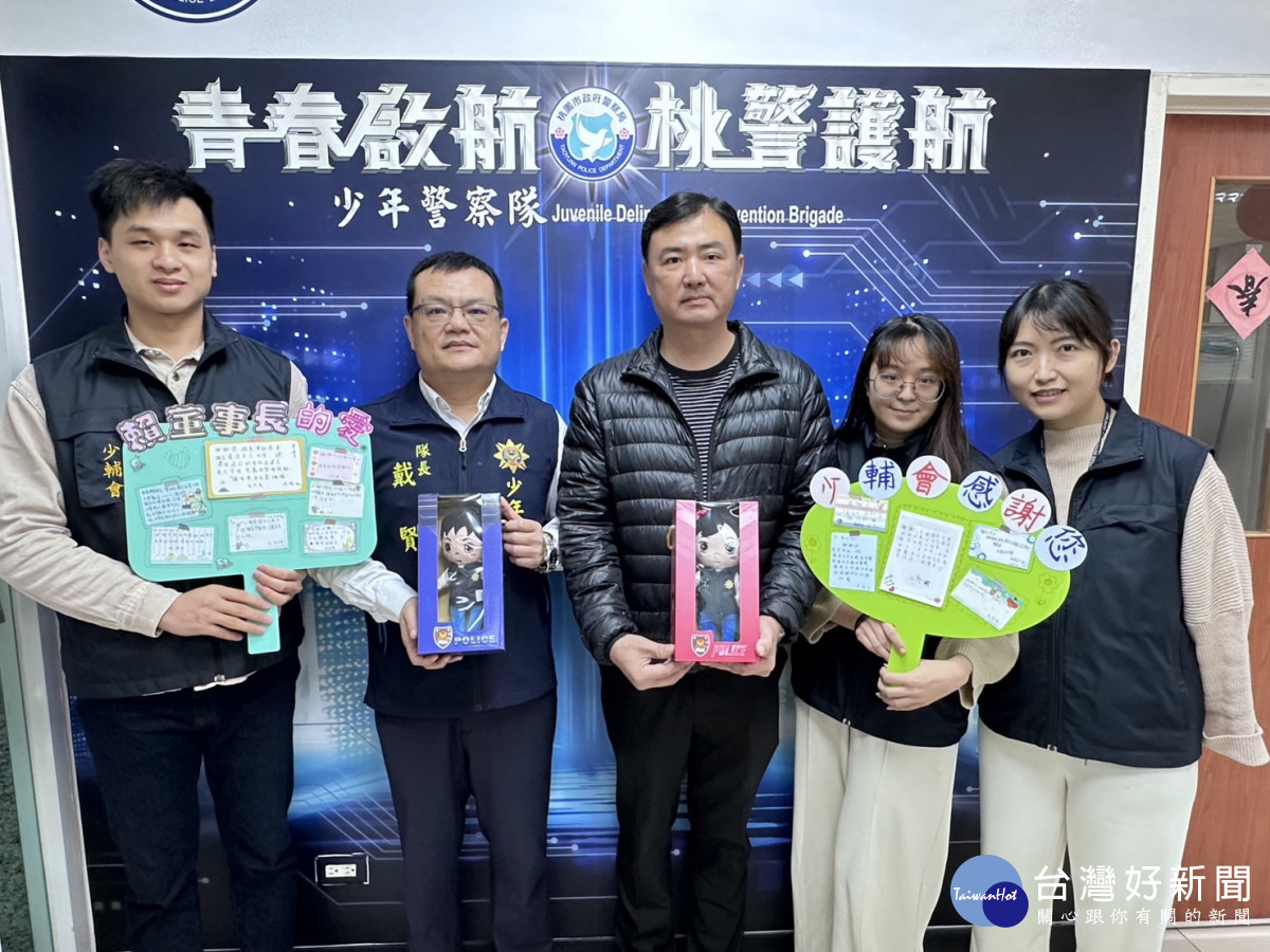 少年警察隊戴賢隊長與賴景煌先生合影。
