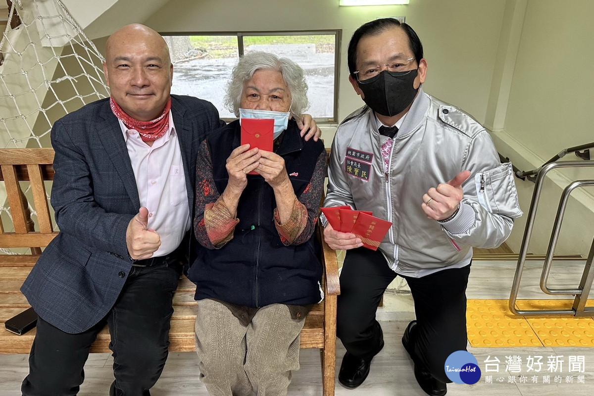 桃園市政府社會局長陳寶民致贈老福機構住民福袋。
