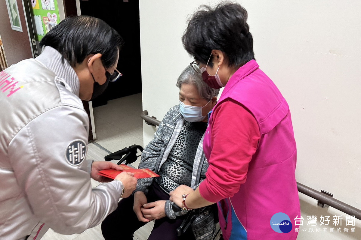 桃園市政府社會局長陳寶民致贈老福機構住民福袋。