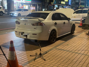 楊梅警方配合環保局執行「取締改裝噪音車輛」聯合稽查勤務，共攔查16部車輛噪音超標。