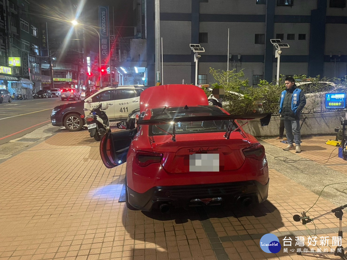 楊梅警方配合環保局執行「取締改裝噪音車輛」聯合稽查勤務，共攔查16部車輛噪音超標。<br />
