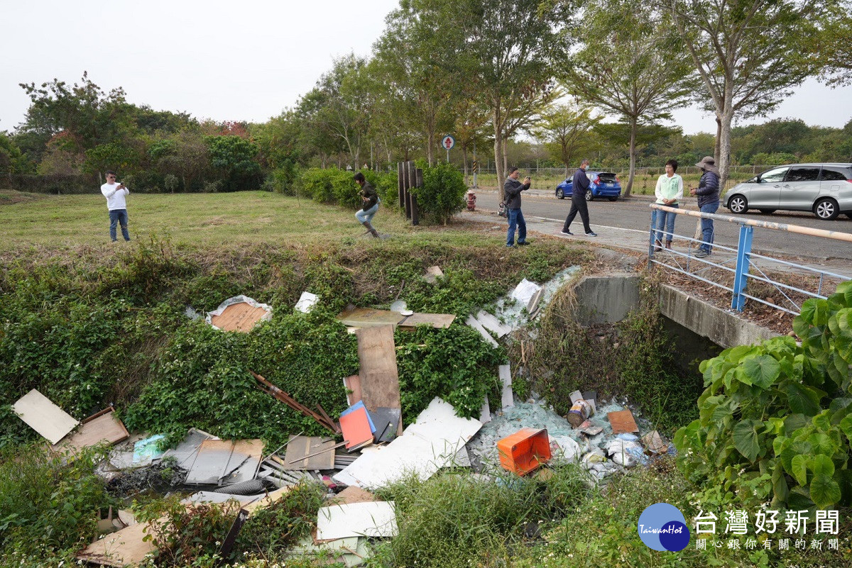 彰化高鐵滯洪池預定地旁溝渠遭棄大量不明廢棄　立委陳素月赴現場會勘協助釐清