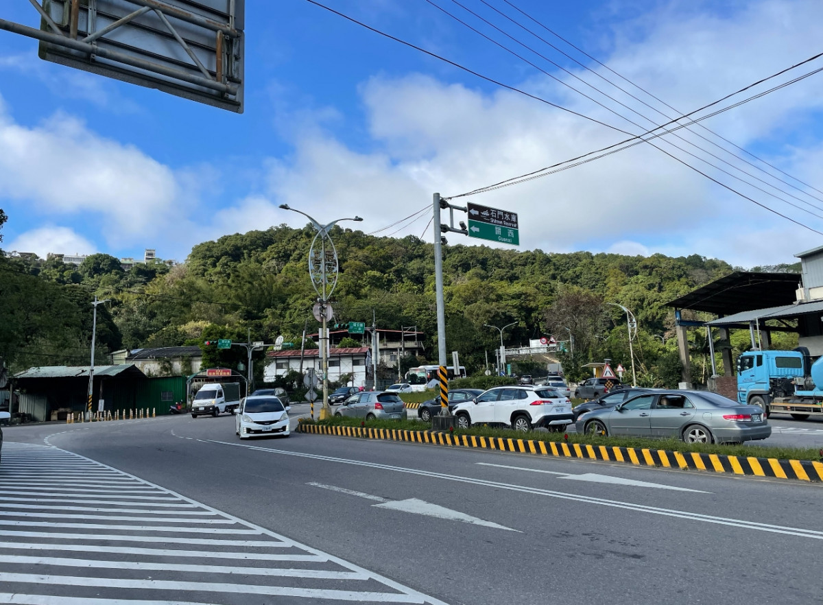 大溪區迎富送窮廟，許多香客慕名前往參香拜廟，大溪警分局規劃疏導交通措施。