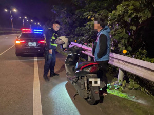男子機車故障拋錨，熱心警協助平安返家。