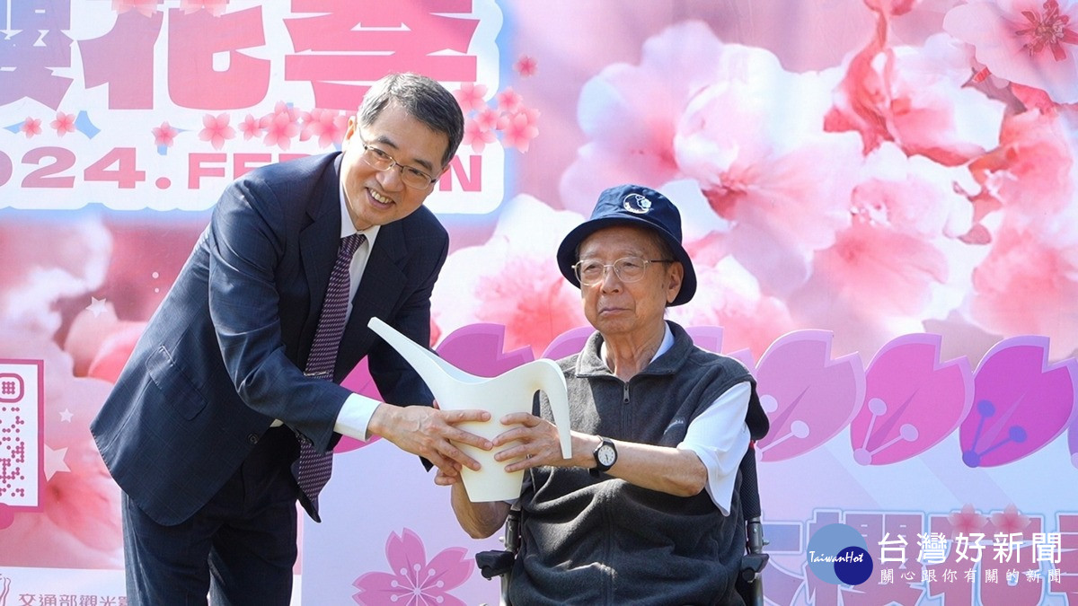 暨大首任校長袁頌西將澆灌器遞交給現任校長武東星，象徵永續校園的傳承與交棒。?