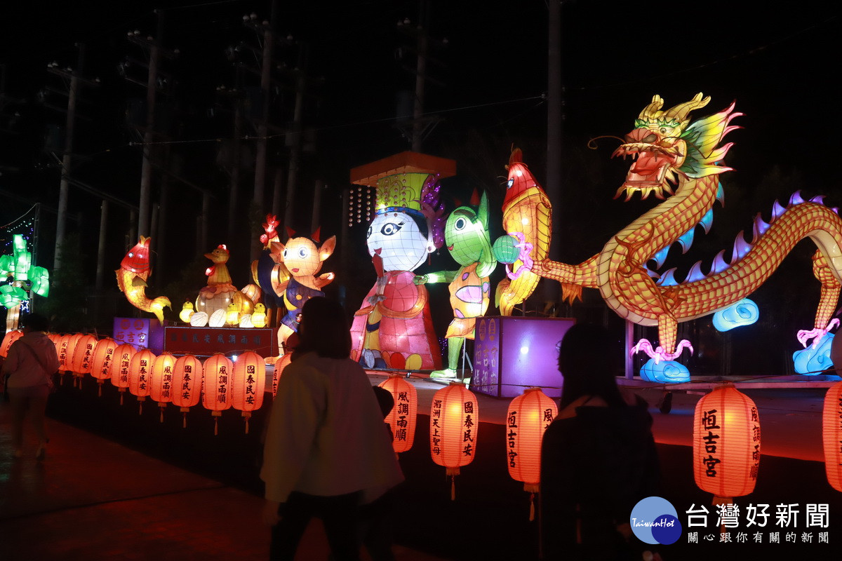 恒吉宮花燈以湄洲媽祖為主燈。（記者扶小萍攝）