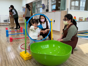▲燕巢家園內多元的遊具協助幼兒發展。