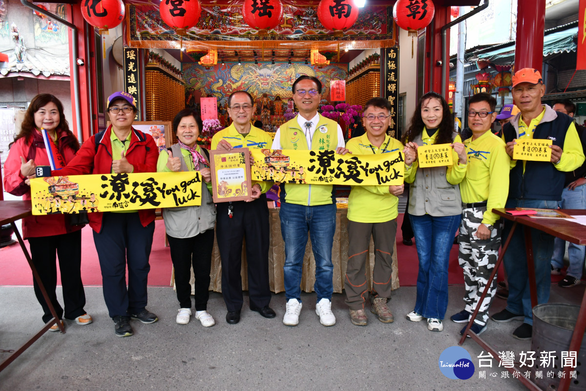繳費報名笨港進香隨香或小旅行可獲多項專屬物品，包括這條超酷炫的潦溪毛巾。