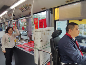 公車上貼滿各政治人物的春聯，還有紅包袋、春聯可以索取。
