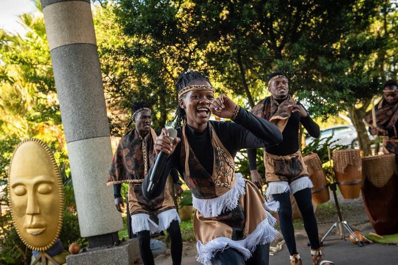 「非洲面具節」邀請非洲藝人與住客一同共襄盛舉，營造部落的沉浸式情境體驗。