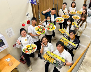 麻葉餐飲旗下一頭牛燒肉、飛花落院、八豆食府前往奇歷兒少之家辦桌圍爐。