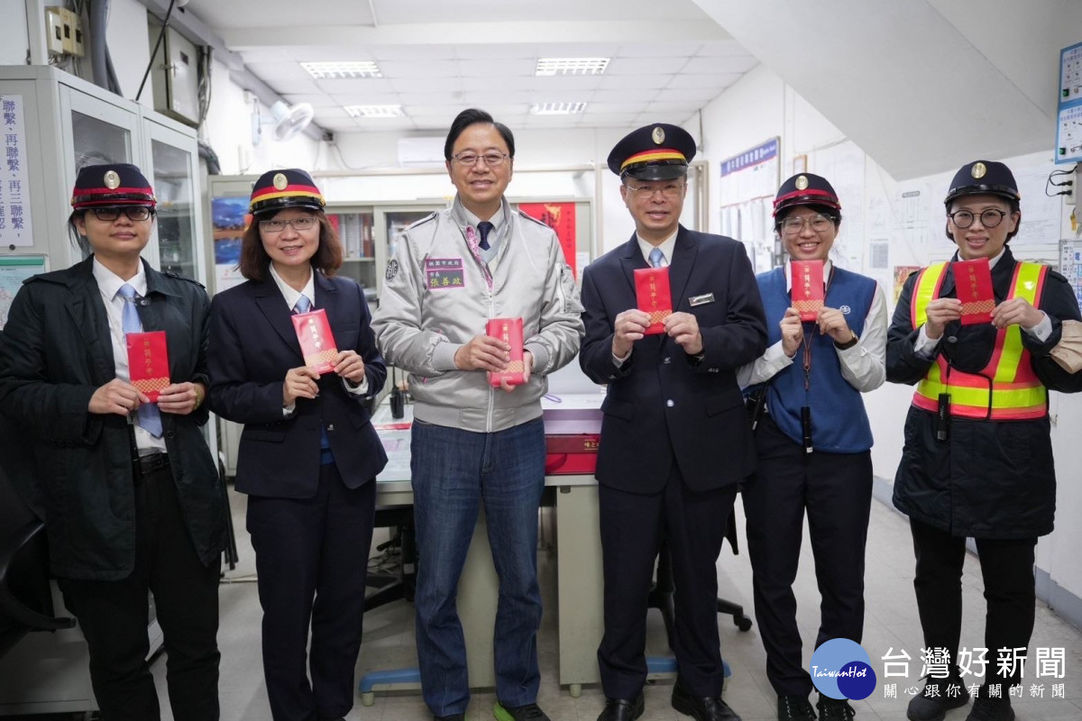 市長慰問台鐵中壢站值班同仁。<br />
<br />
