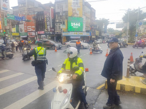桃竹苗最大新明傳統市場採買人潮湧現中壢警方疏導。