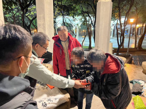 青溪警友站邱鴻輝站長，致贈每位街友千元紅包，讓他們能購買生活用品安度春節。