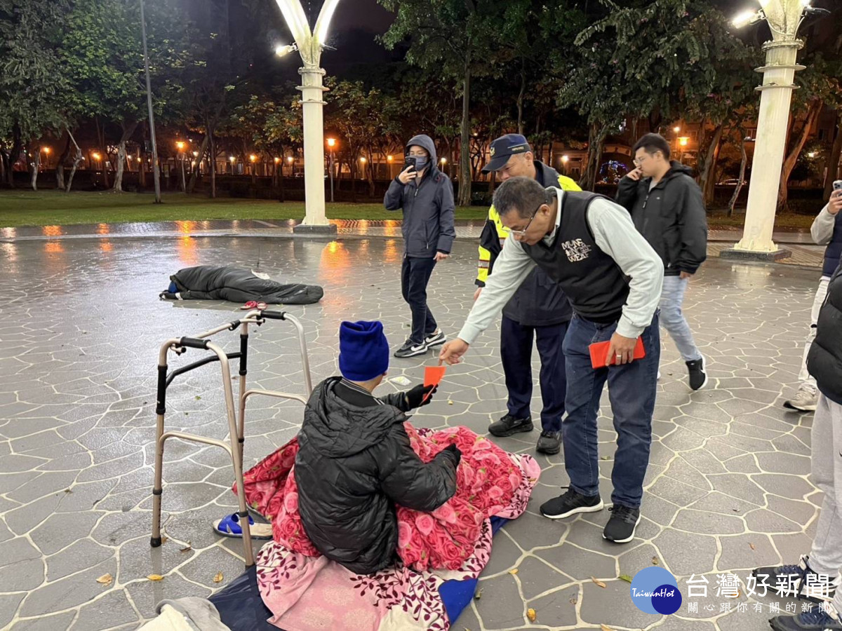 青溪警友站邱鴻輝站長，致贈每位街友千元紅包，讓他們能購買生活用品安度春節。