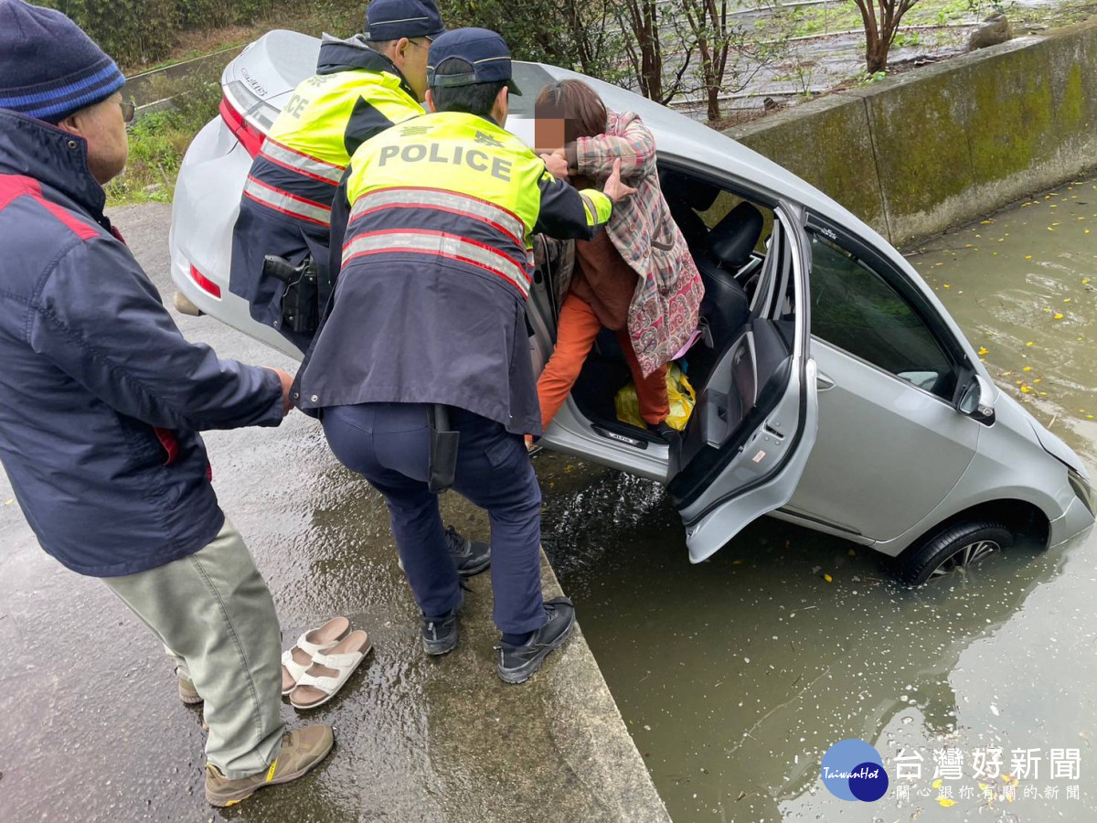 老婦開車找路衝進排水，警及時救援助脫困。