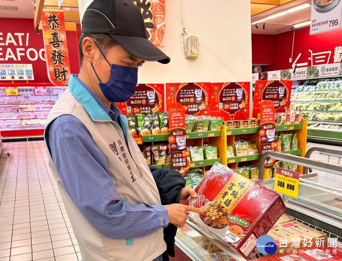 竹市府消保官提醒選購冷凍年菜應注意商品標示。
