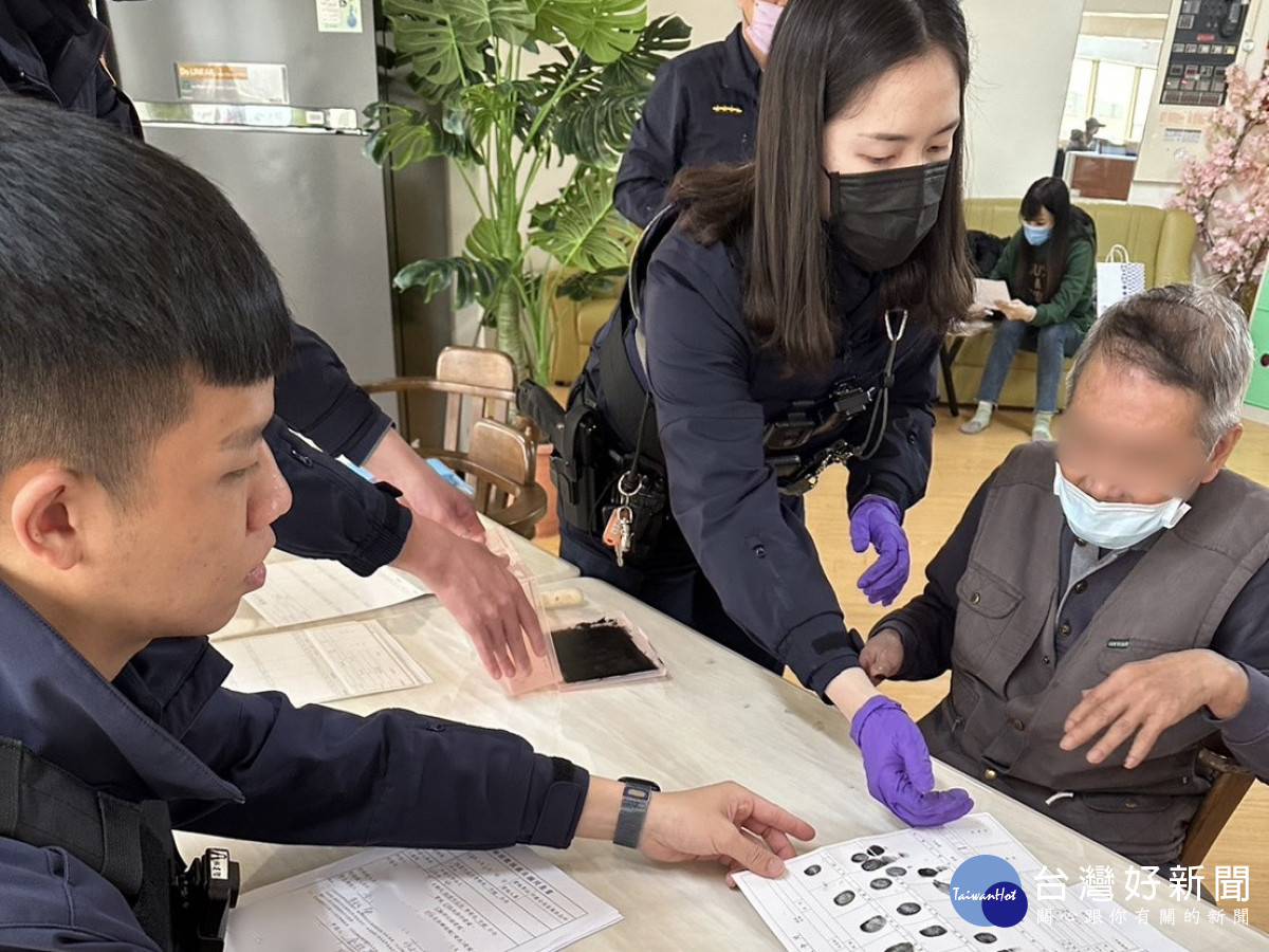 中壢分局肩負起社會安全網責任，自強派出所到日照中心辦理「指紋建檔」為長者們服務。
