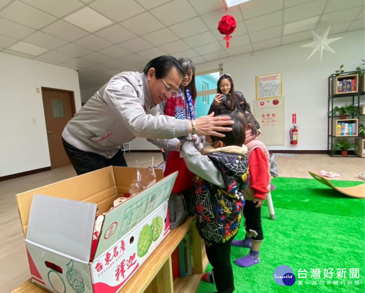 社會局局長陳寶民代表張善政市長，關懷桃園市安置兒少及機構工作人員。 