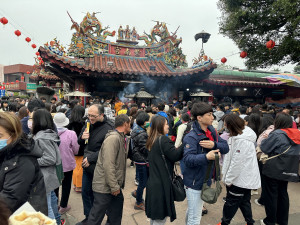 紫南宮上香祈福求財信眾擠得水洩不通。（記者扶小萍攝）