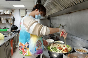 越籍生一大早就在廚房忙進忙出，製作一道道美味佳餚。