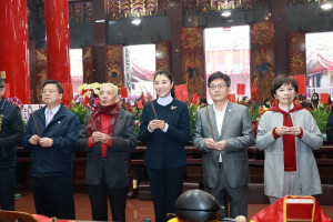 許縣長在竹山克明宮等寺廟上香祈祝合境平安。（縣府提供）