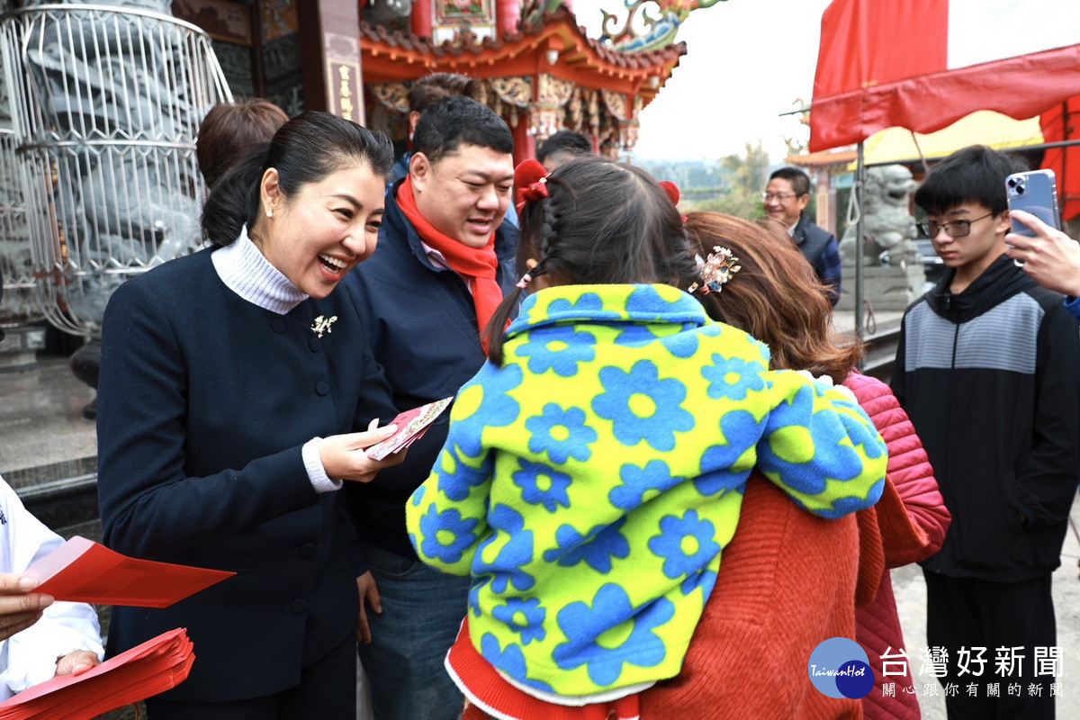 許多民眾都排隊索紅包討吉祥。（縣府提供）