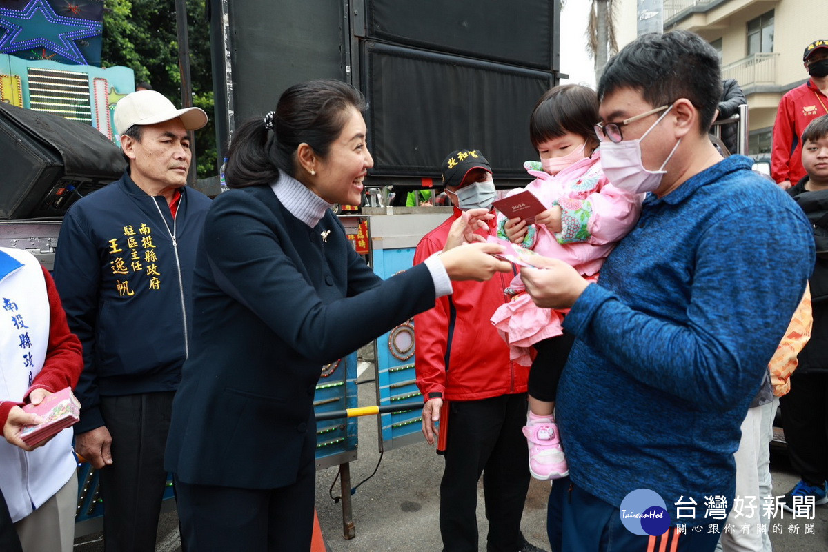 許多民眾都排隊索紅包討吉祥。（縣府提供）