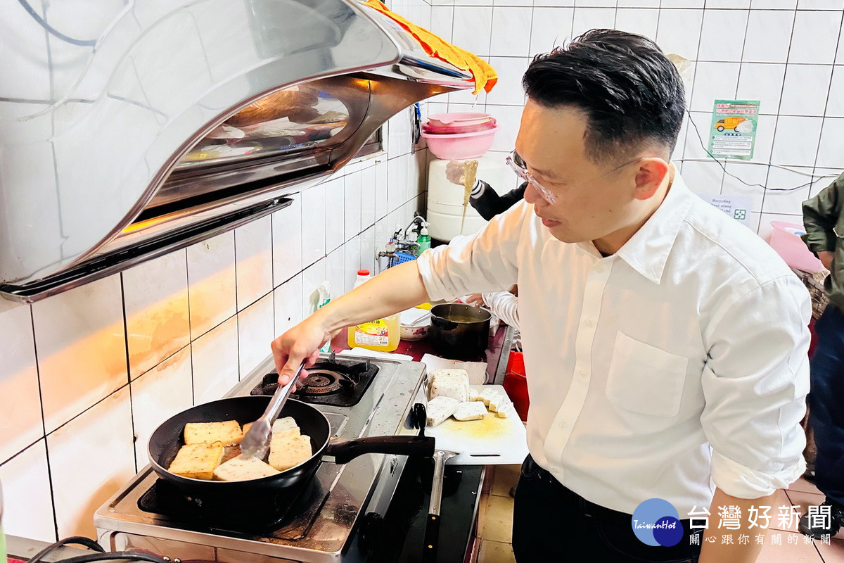 桃園市副市長蘇俊賓大年初一走訪外移工，為異國朋友們熟煮年菜。