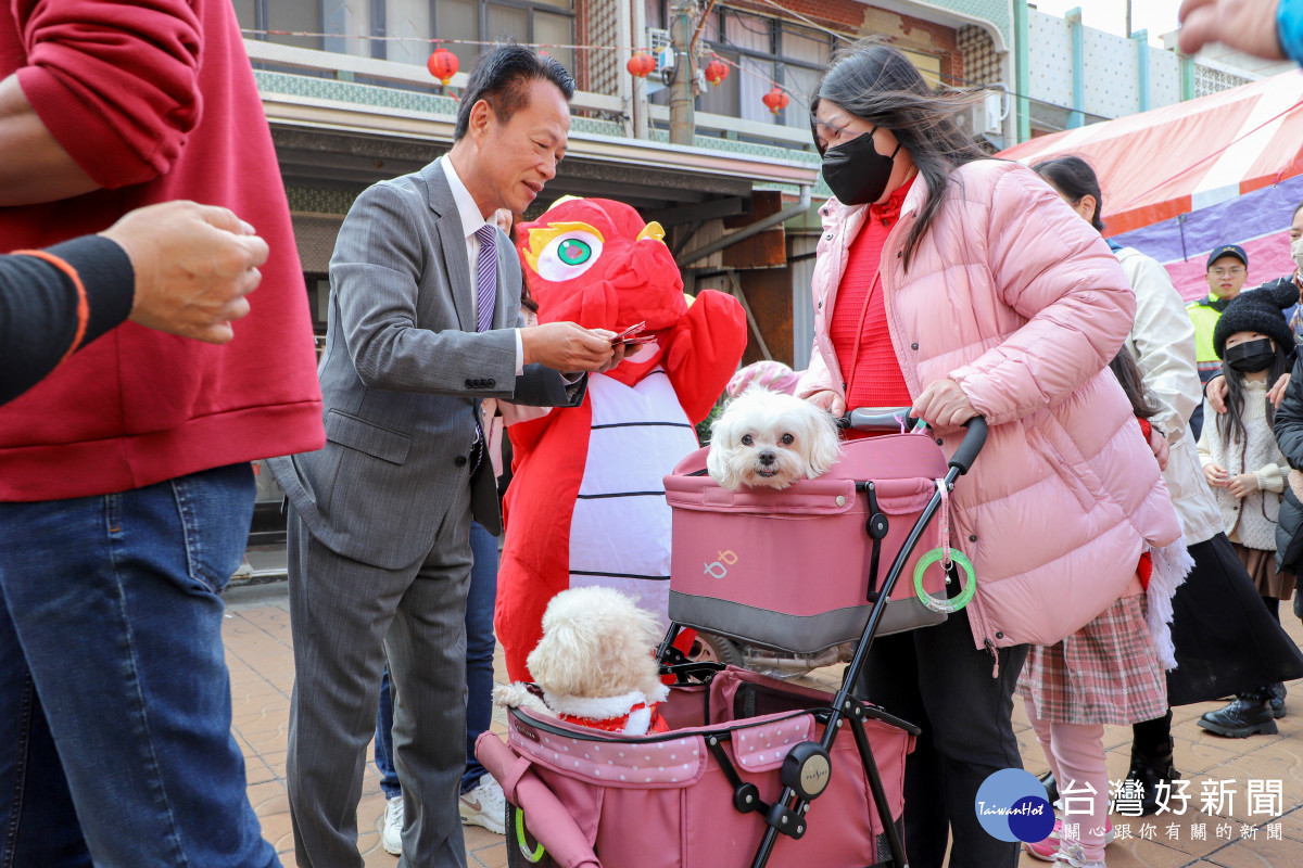 大年初一嘉義縣長翁章梁展開廟宇走春行程，並發送「幸福龍來嘉」5元紅包／嘉義縣府提供