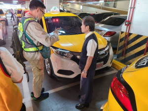 ▲高市交通局呼籲司機要跳表收費。