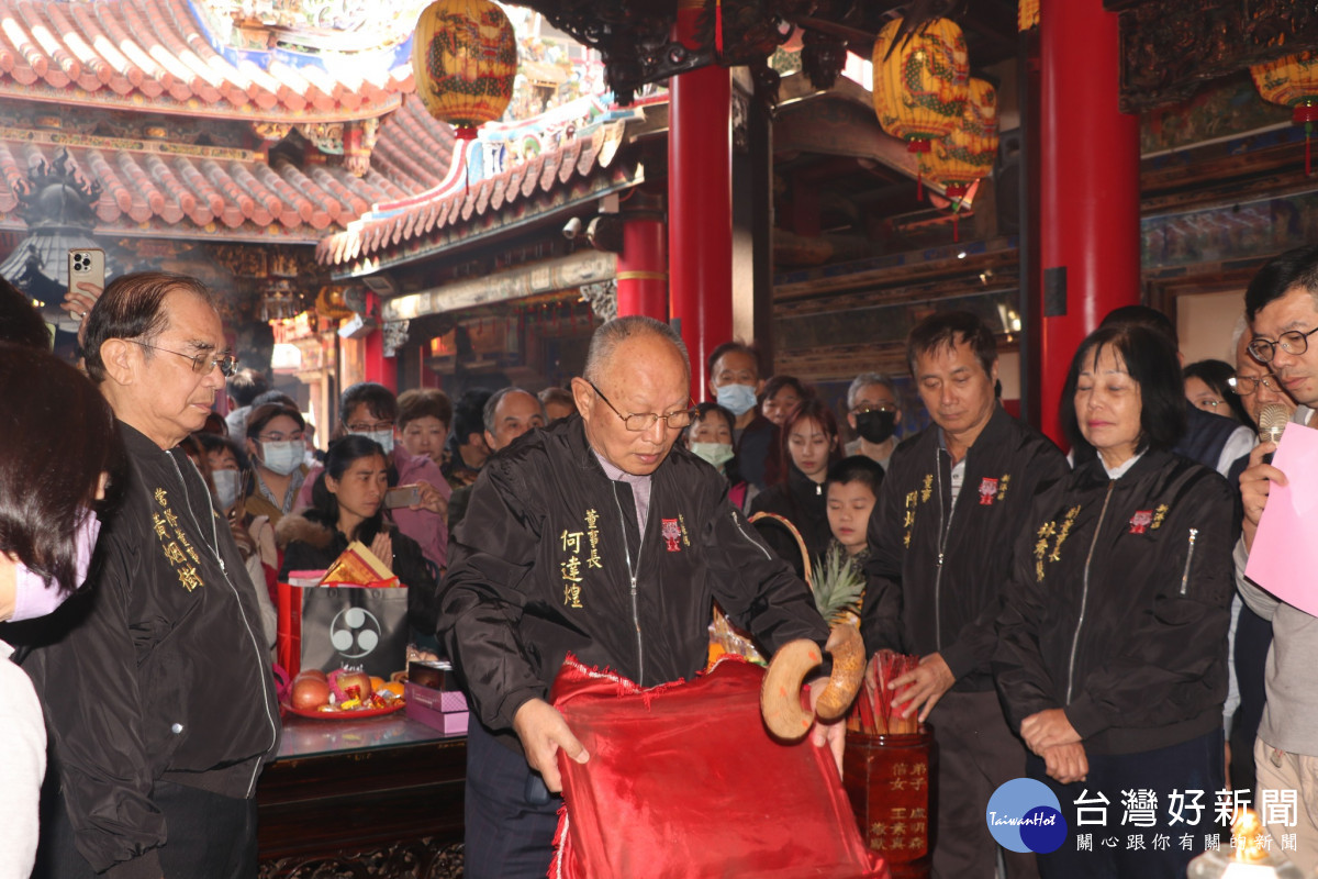 嘉義縣新港鄉奉天宮董事長何達煌擲筶抽「國運」籤／陳致愷翻攝