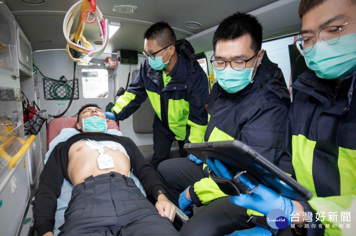 竹市救護車全面配備自動心肺復甦機、AED電擊器、電動骨針、12導程心電圖機等急救設備。(示意圖)