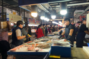 ▲高市府歡迎市民來蚵子寮漁港，啖現撈仔在地雄青的海鮮。