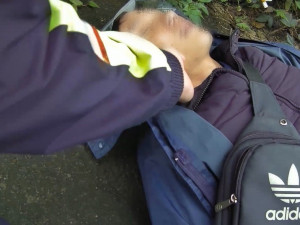 外籍男子昏倒不知名路邊，龜山女警超機靈辨位，順利送醫後恢復意識且並無大礙。