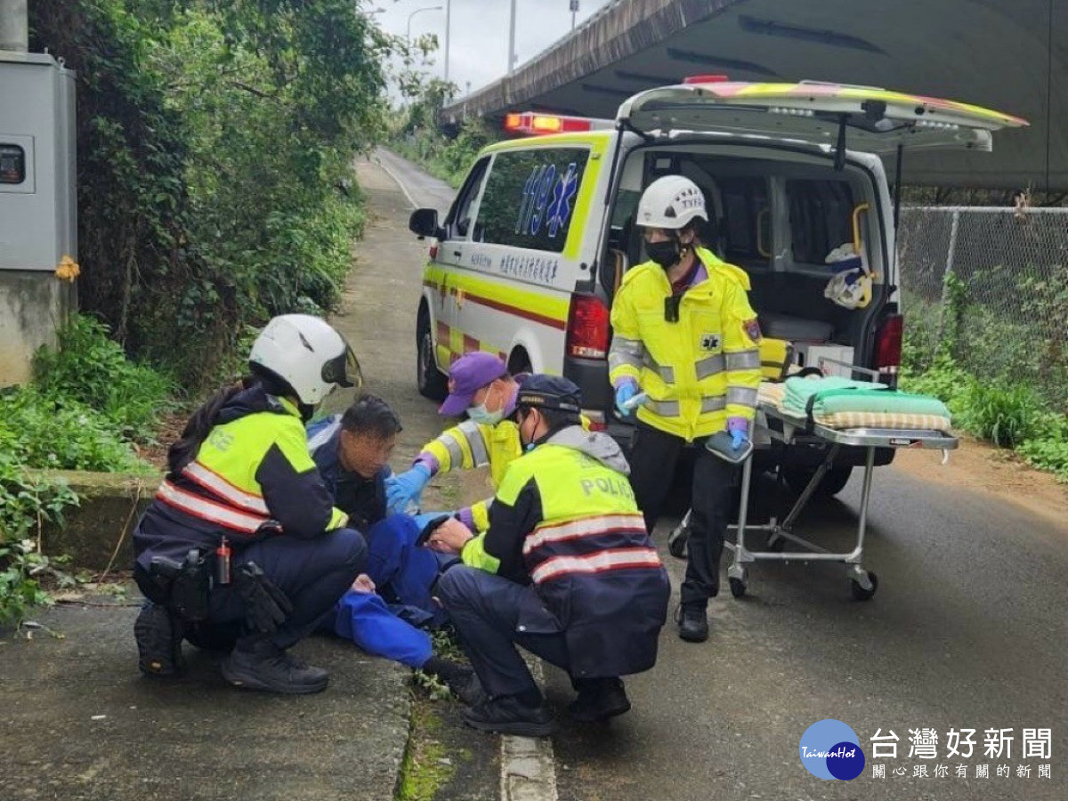 外籍男子昏倒不知名路邊，龜山女警超機靈辨位，順利送醫後恢復意識且並無大礙。<br /><br />

