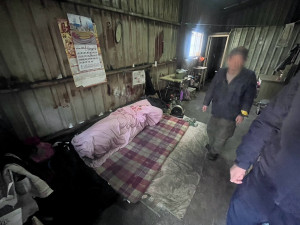 獨居拾荒老翁存糧已空，龜山暖警助他度過新春寒冬。