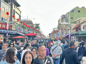▲在優惠券的助攻之下市民直奔旗津海產街、增加旗津、哈瑪星、鹽埕等鄰近商圈人氣與買氣。