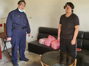 楊梅警年前送物資，慰問弱勢家庭。