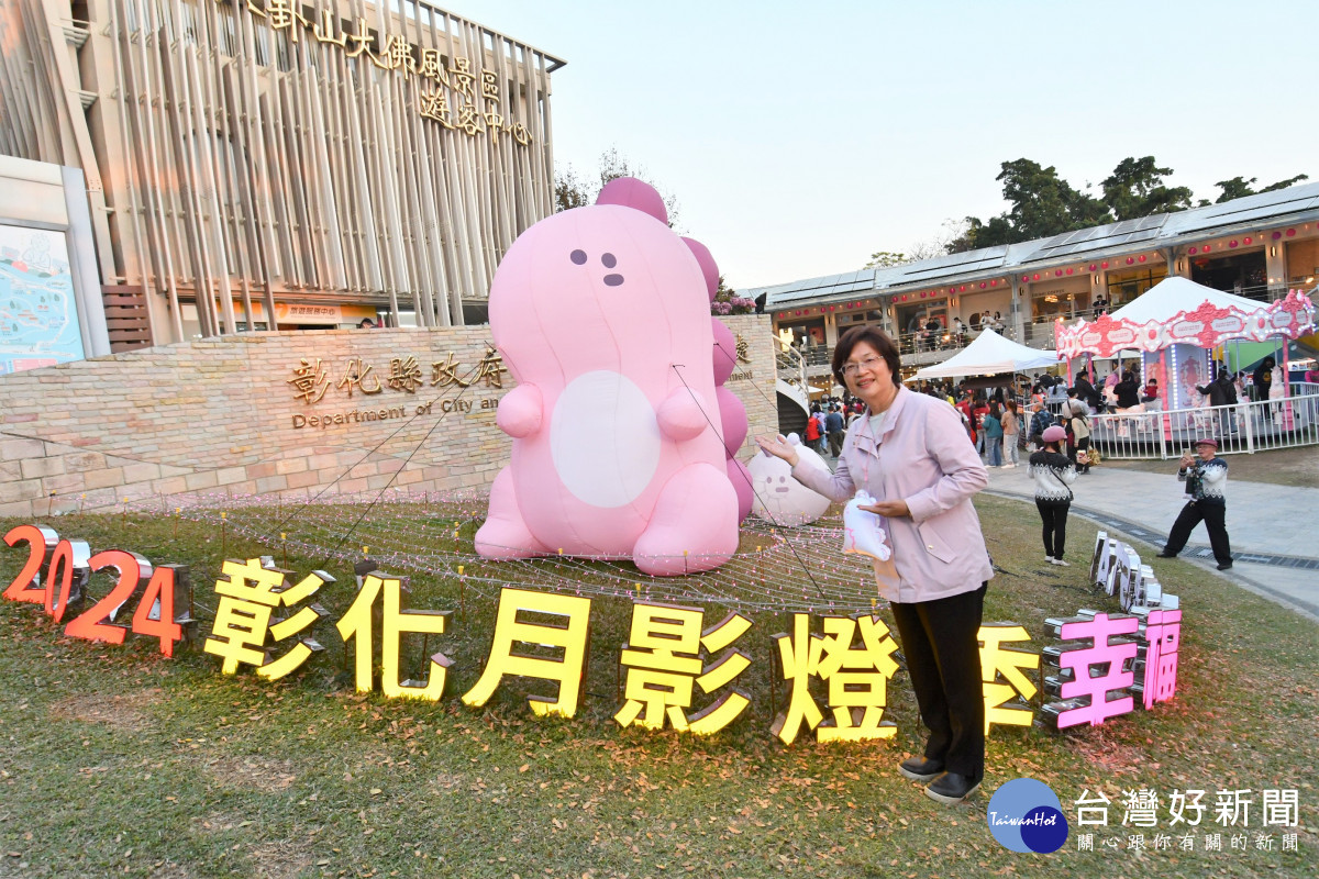 超級浪漫情人節，520對情侶齊聲「我愛你」。圖／記者鄧富珍攝