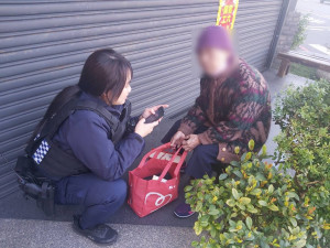 老婦過年訪妹迷途，平警即時發現協助返家。
