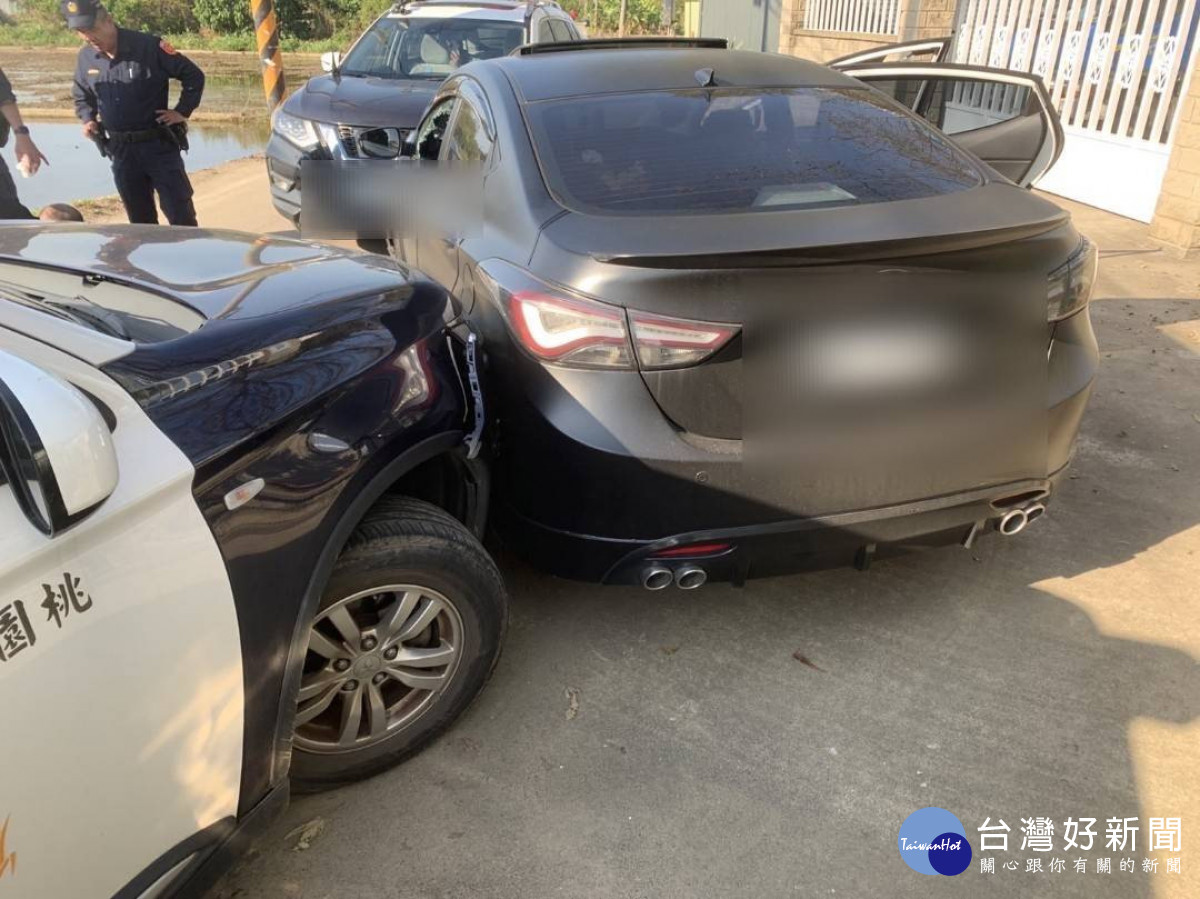 邱姓男子酒駕衝撞警車。<br />
