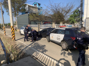 酒醉男開車衝撞警車遭警方逮捕。
