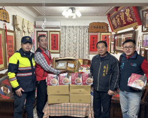 普仁派出所邀集轄內善心團體一起送暖，讓弱勢家庭也能開心過年。