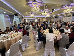 公教退休人員有如回娘家餐敘熱鬧歡欣。（記者扶小萍攝）