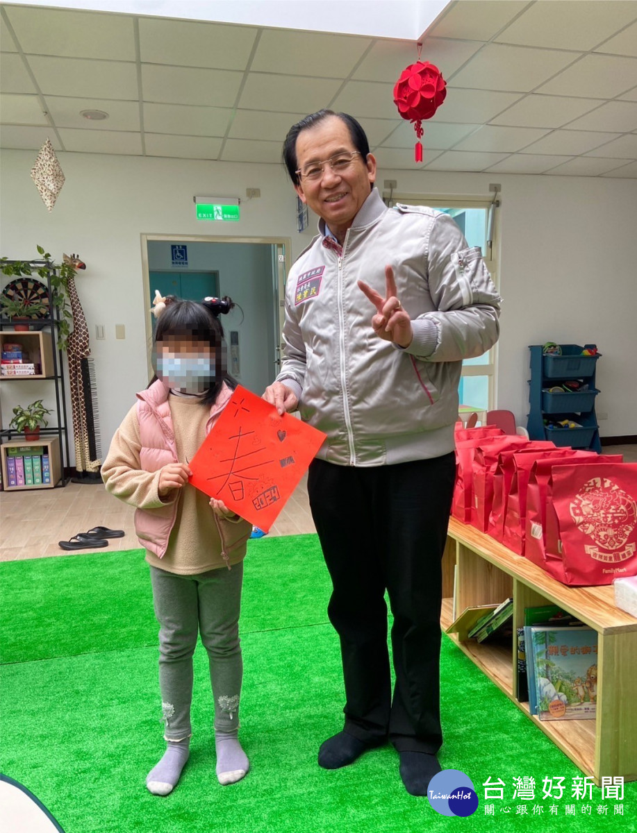 社會局局長陳寶民代表張善政市長，關懷桃園市安置兒少及機構工作人員。