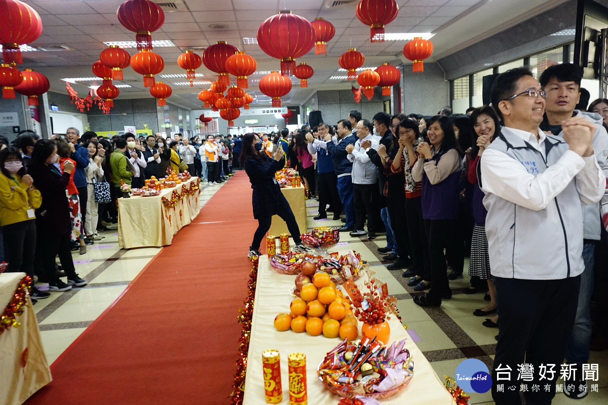 「桃園市政府113年新春團拜」中，與會市府同低相互拱手拜年祝賀。